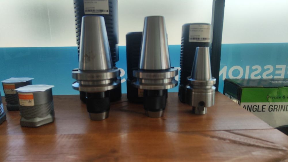 Корончатое сверло, токарные резцы, пластины, абразивные круги, метчики