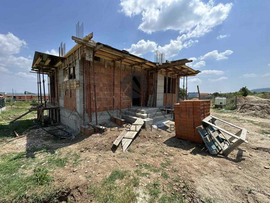 оф.23101 Двуетажна къща с двор/ Брестник