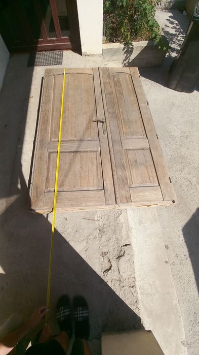 Ușă din lemn masiv