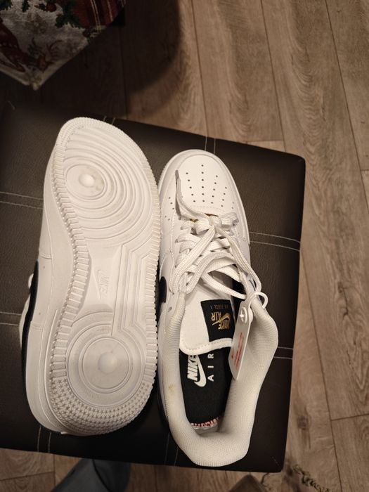 Бели спортни обувки