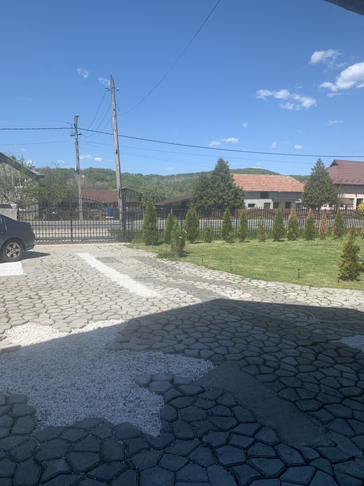 Casa la curte tip garsoniera cu living locuibil