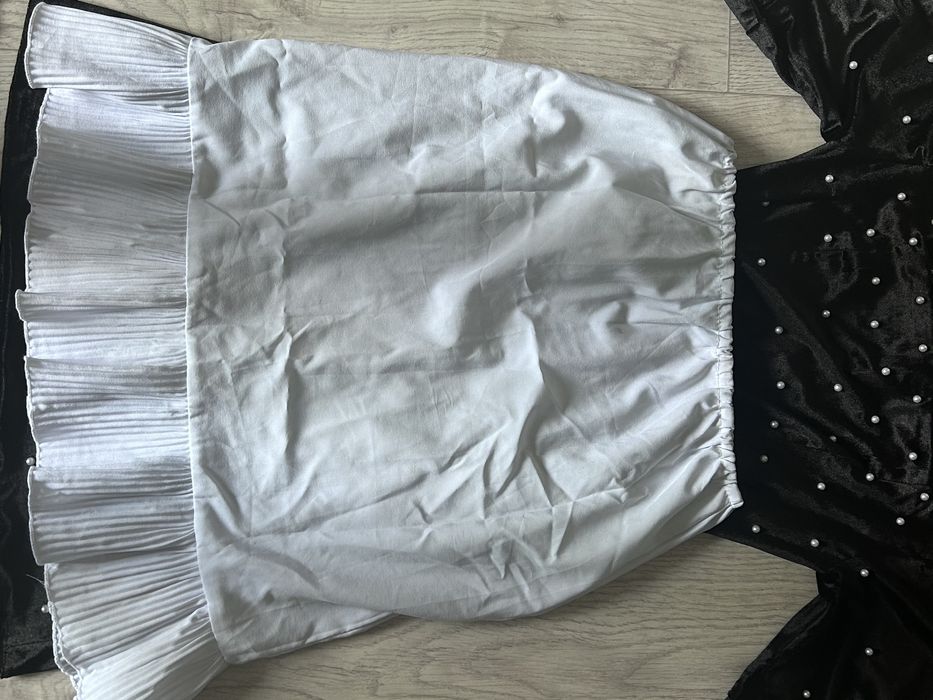 Платье вечернее в черном цвете с жемчужинами