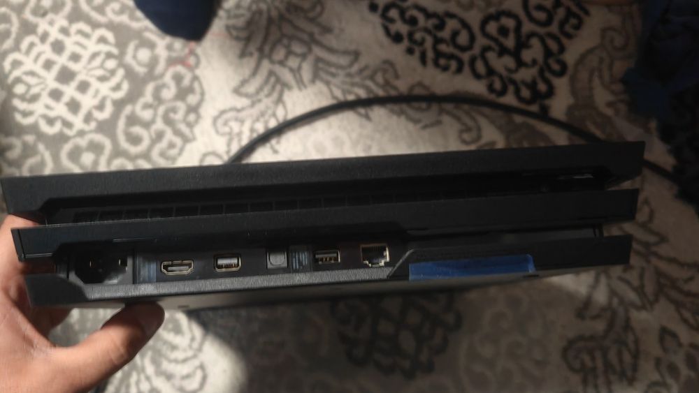 Playstation 4 pro sotiladi 1 tb