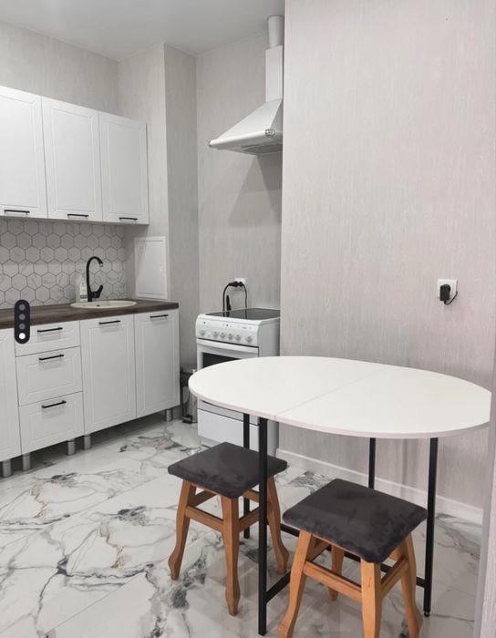 Продам новый белый кухонный стол