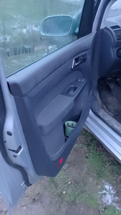 Vând plafon si piese de volzvagen Touran