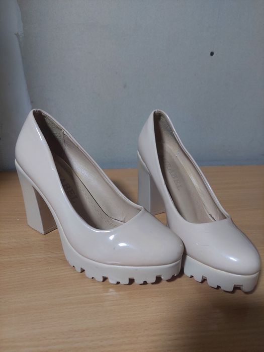 Туфли женские на каблуке.