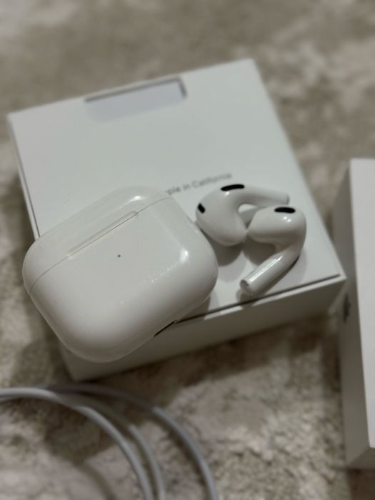 AirPods 3 поколения.
