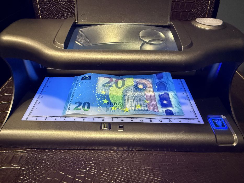 UV лампа за проверка на фалшиви банкноти, карти и лични документи!