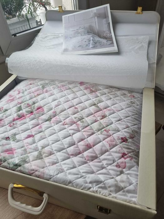 луксозна италианска кувертюра за спалня