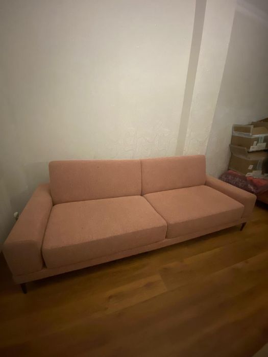 Диван хорошего качества.