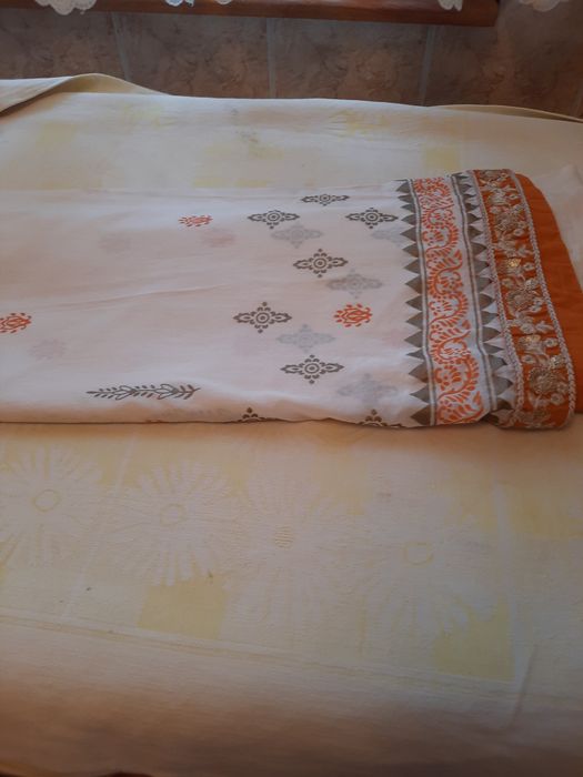 Fata de masa indiana cu broderie aplicata manual