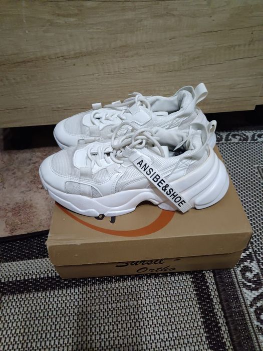 Кроссовки женские