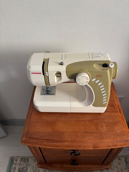 Продам швейную машину