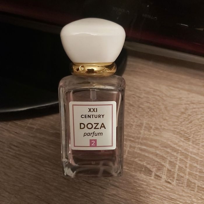 Продам духи ,блеск для губ 3шт