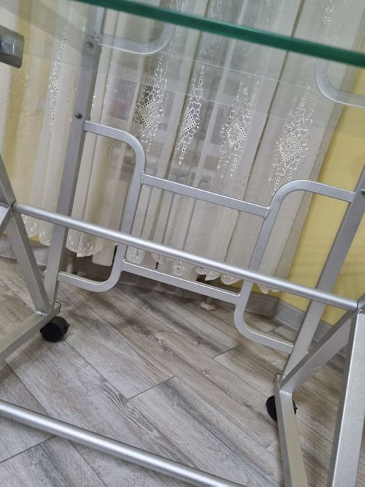 Стеклянный стол продается