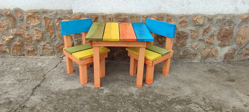 Детска маса със столчета;  Дървена масичка със столове за деца