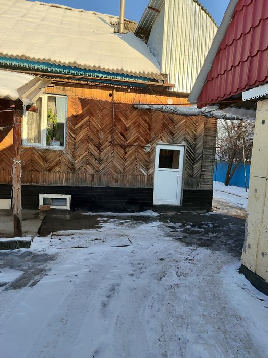 Полуподвальный дом с мансардой.