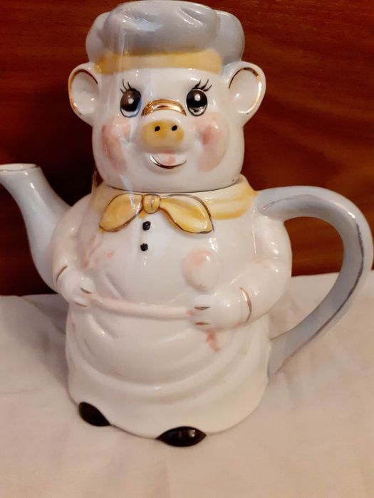 Два порцеланови чайника "Прасчо готвач" и"Торта"