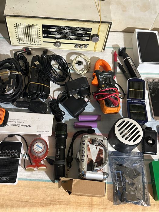 Vând electronice la gămadă.