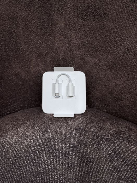 Адаптер для телефона Apple Lightning to 3.5 mm Headphone Jack Adapter