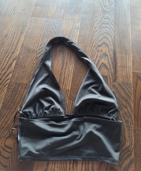 Top negru H&M pentru petreceri – stil simplu, efect maxim