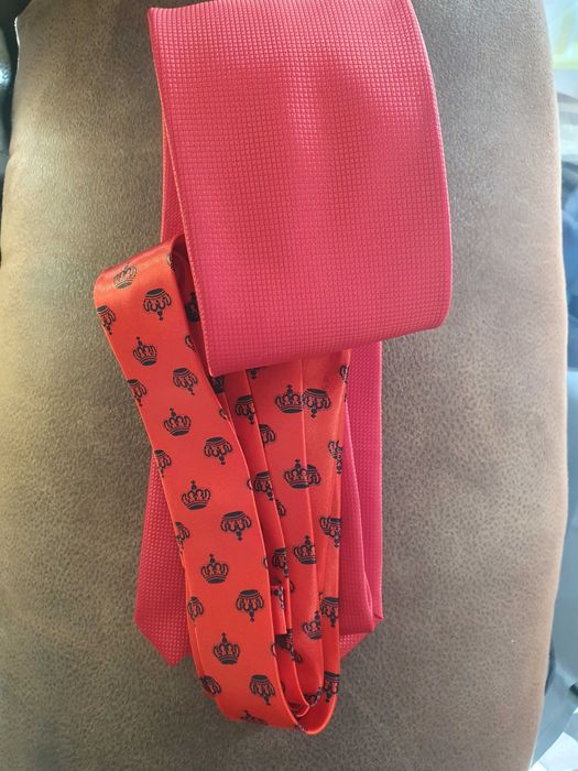 Вратовръзка - като нови - червени / синьо-сиво райе