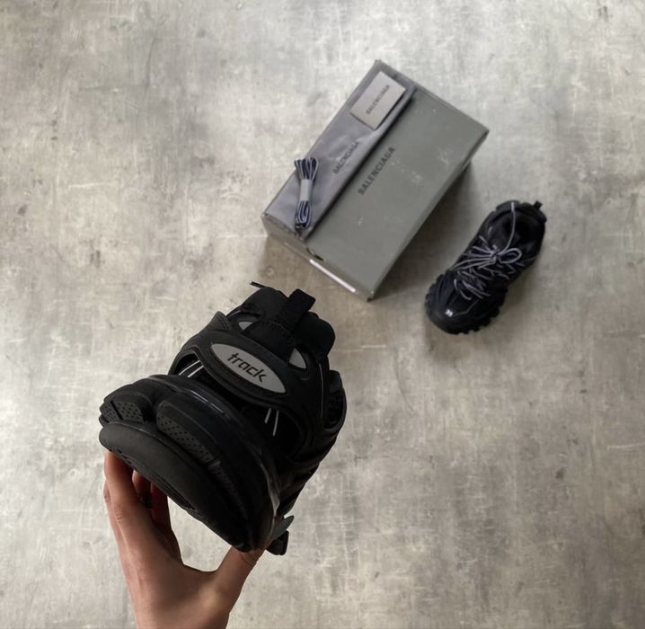 Balengiaga trak black