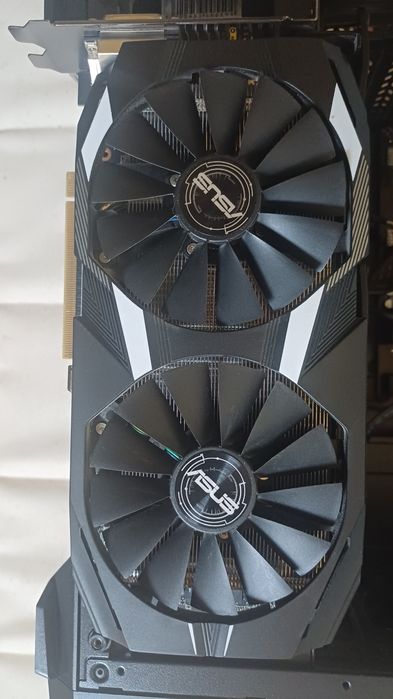 Vand Pc pe Componente Ryzen 5  Rami Corsair DDR4 16GB SSD NVME M2 1TB Carcasa Aqirys Canopus