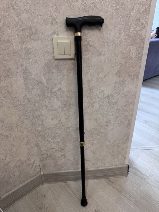 Костыль ручной, с фонариком, отдам бесплатно
