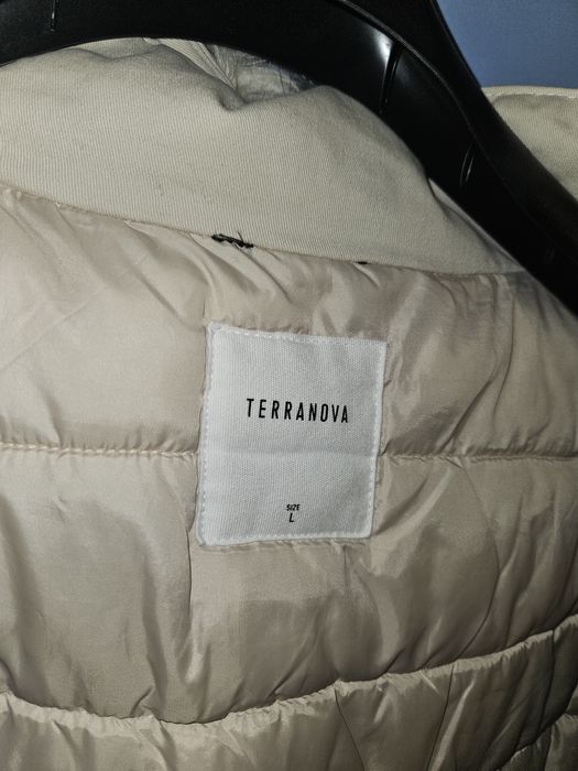 Стилно дамско зимно яке с пухена качулка - светъл цвят