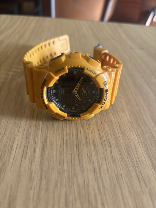 Цифров часовник G-Shock, Жълт