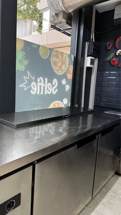 Профессиональный холодильник / холодильный стол