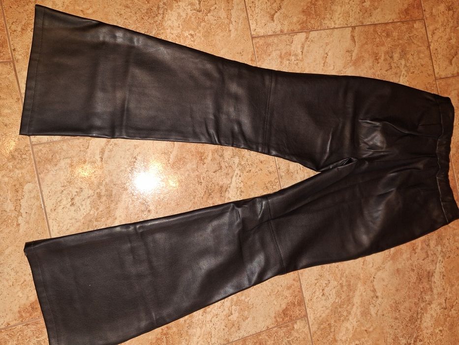 Pantaloni imitație piele,negri,stare foarte buna,reglabili