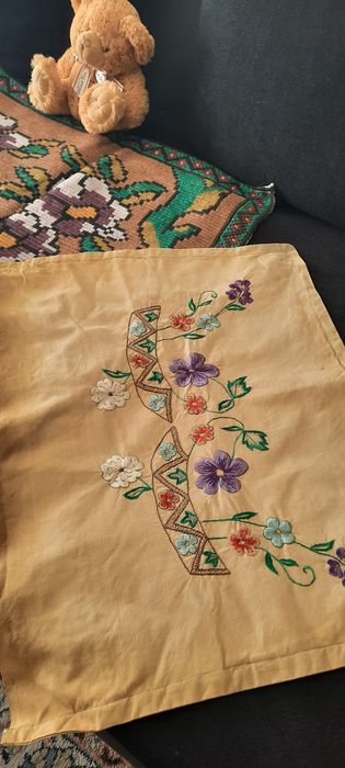 Ръчно ушит ковьор, 2 бр. ретро възглавници