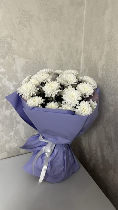 Нежный букет белых хризантем