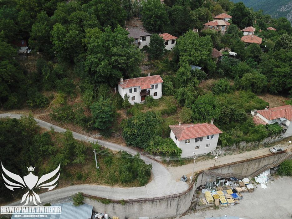 Двуетажна вила/къща 120РЗП с 460кв.м. двор село Югово общ.Лъки