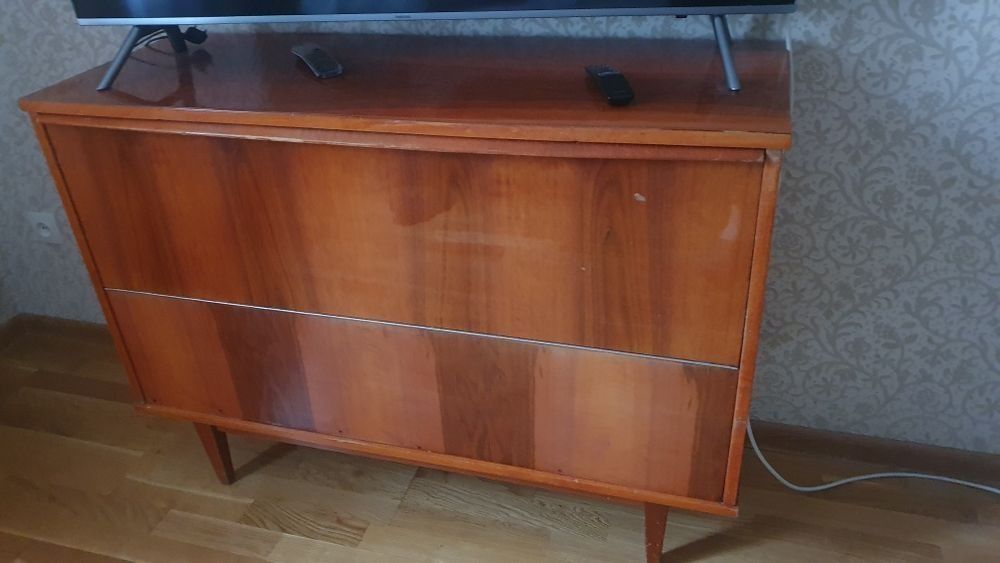 Продаём сервант из красного дерева..Румыния