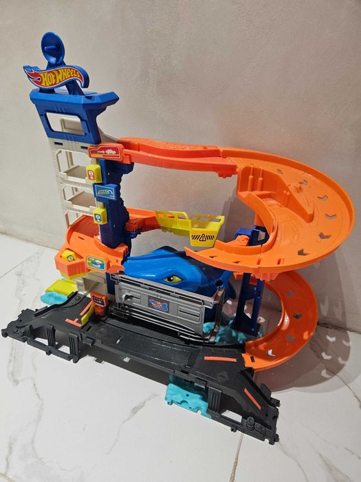 Hot wheels писта Паркинг гараж акула