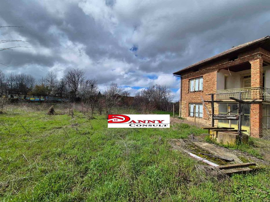 Двуетажна къща с двор и кладенец в с. Иванча