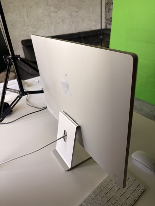 Apple iMac 24" (2021), Chip M1, 8GB — Stare foarte bună, cu tastatură și mouse originale