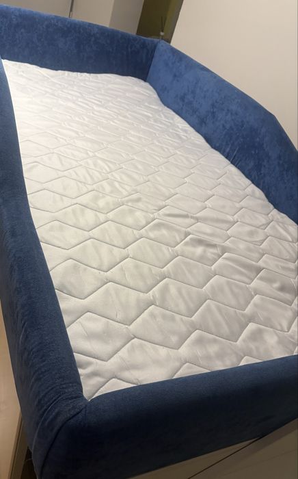 Pat tapitat pentru copii cu spatiu de depozitare