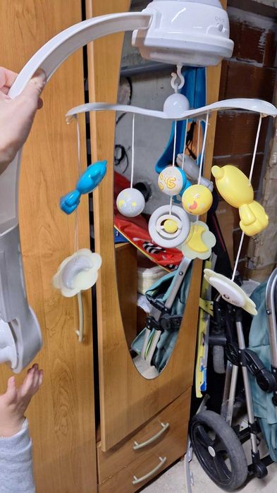 Музикална играчка въртележка с проектор и мечета в космоса