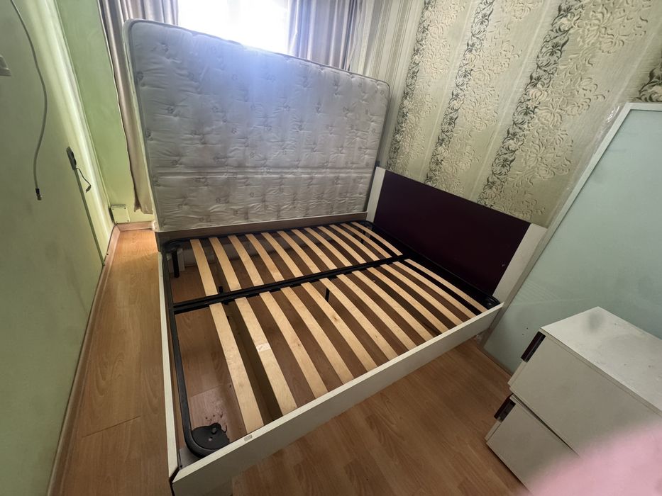 Кровать с матрацем