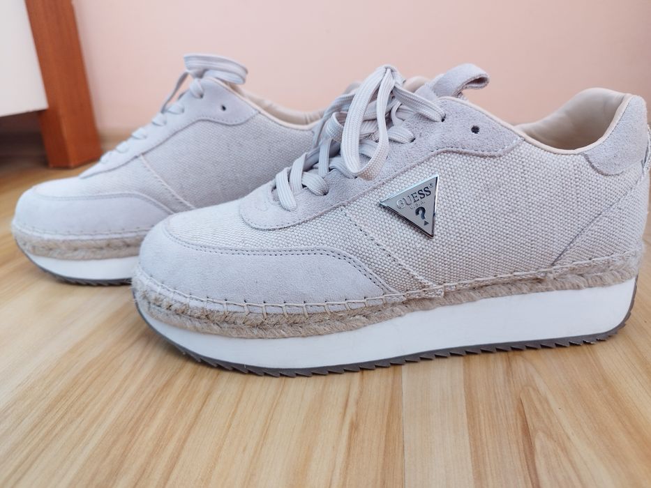 Нови обувки Guess