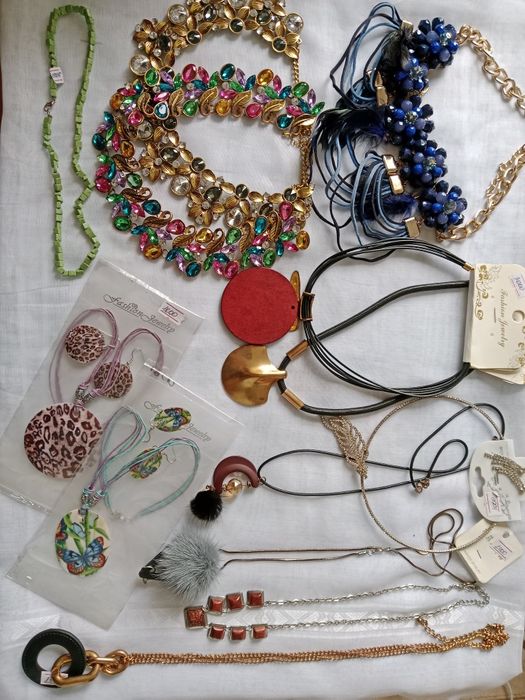 Сережки,колье все по 500тг