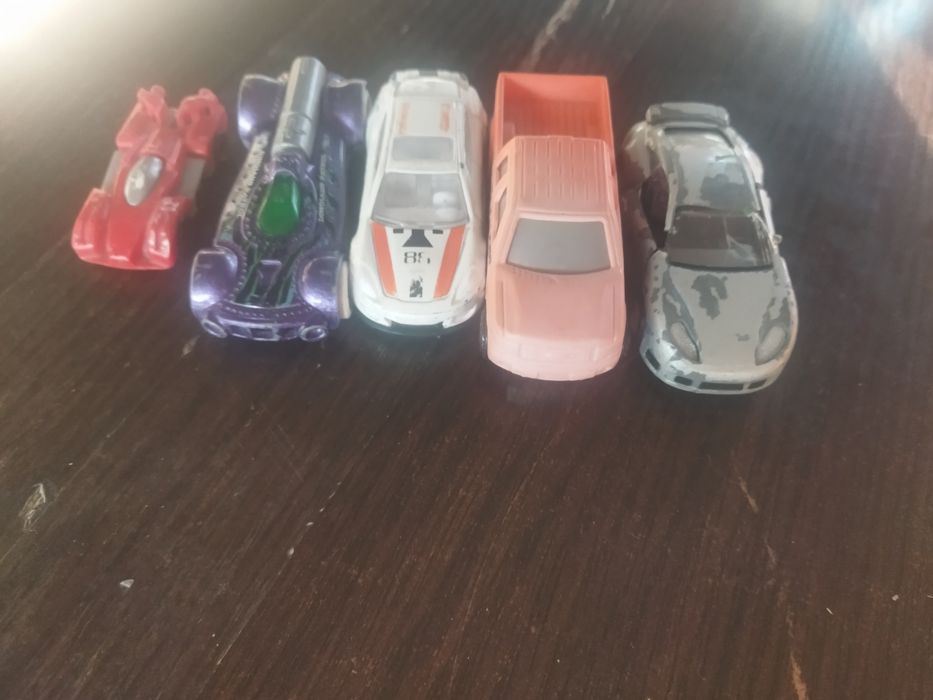 Разные игрушечные машинки