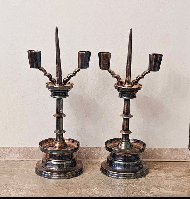 Чифт посребрени свещници от 19-ти век.