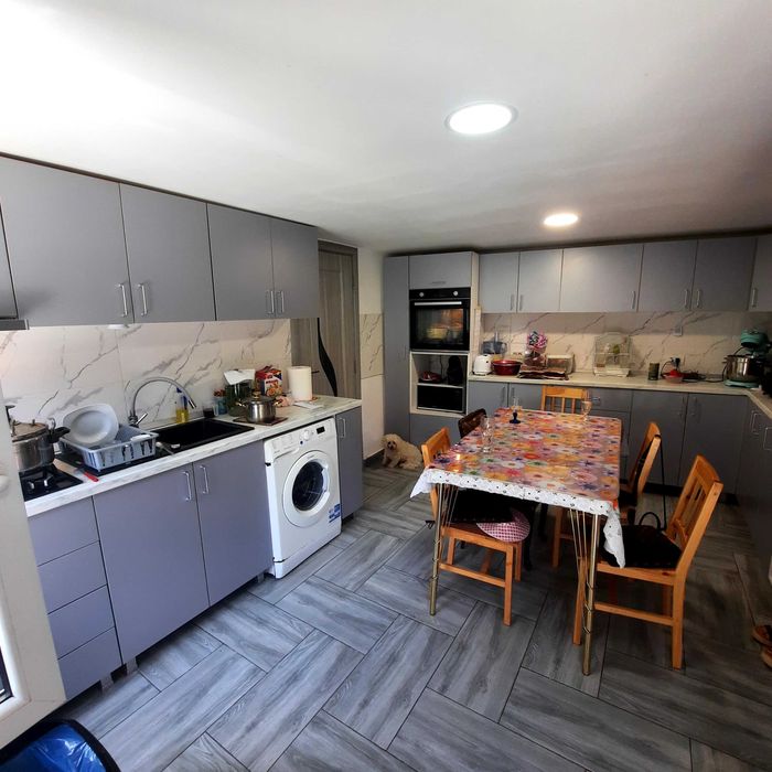 Casă de vânzare cu doua apartamente