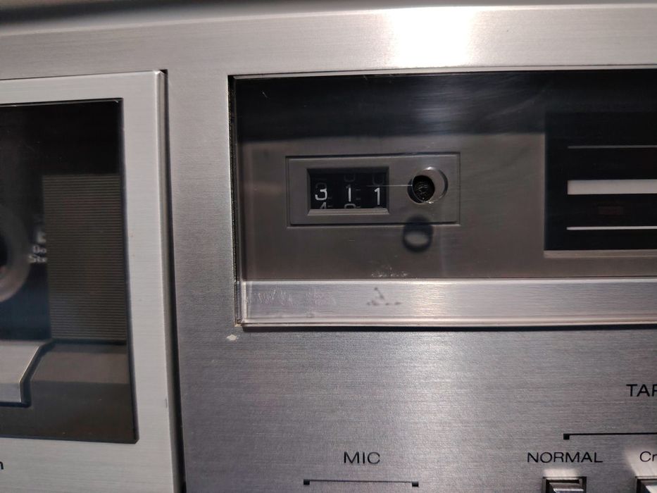 SHARP RT-31H Stereo Cassette Deck cu un defect nu se aude clar și nu se aude volumul tare.