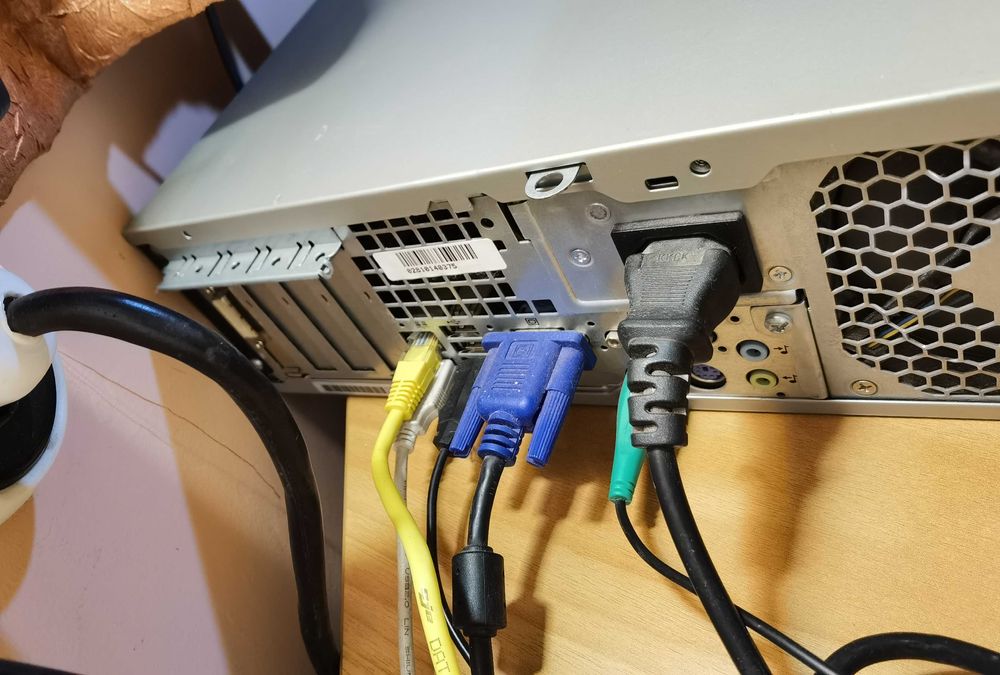 Компютър, монитор, клавиатура и мишка– комплект, готов за работа